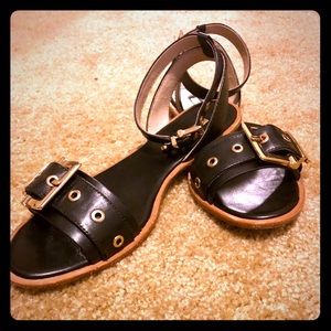 💓Timelessly chic ankle strap sandals 💕